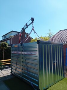 container plaatsen met laadkraan